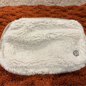 everywhere belt bag fleece white opal